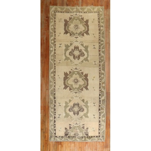 Vintage Oushak Gallery Rug No. r3633